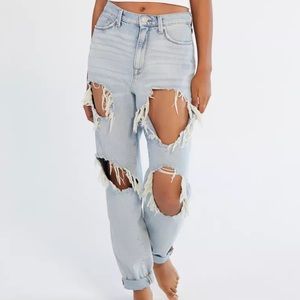 BDG HIGH RISE MOM JEANS